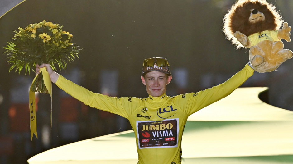 Jonas Vingegaard ha celebrado ya de forma completa su victoria en el Tour: maillot amarillo en París