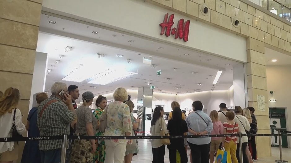 Colas en Rusia ante el cierre definitivo de H&M por la guerra