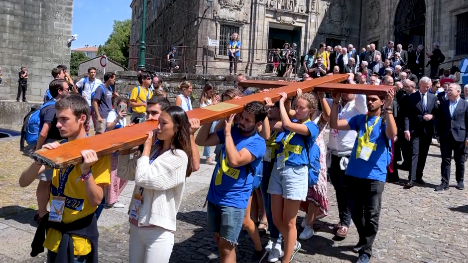Imagen de los peregrinos portando una cruz, Santiago