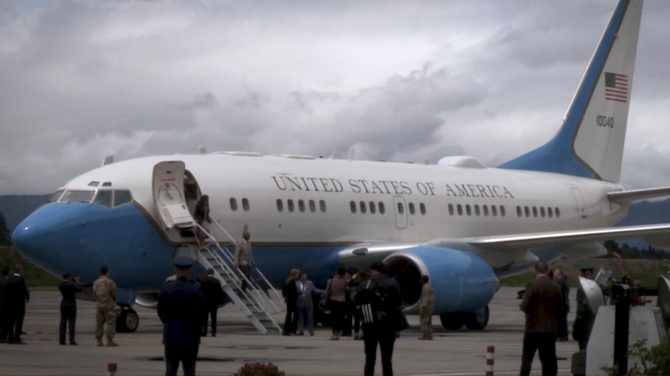 Imagen del la llegada del avión oficial de los Estado Unidos