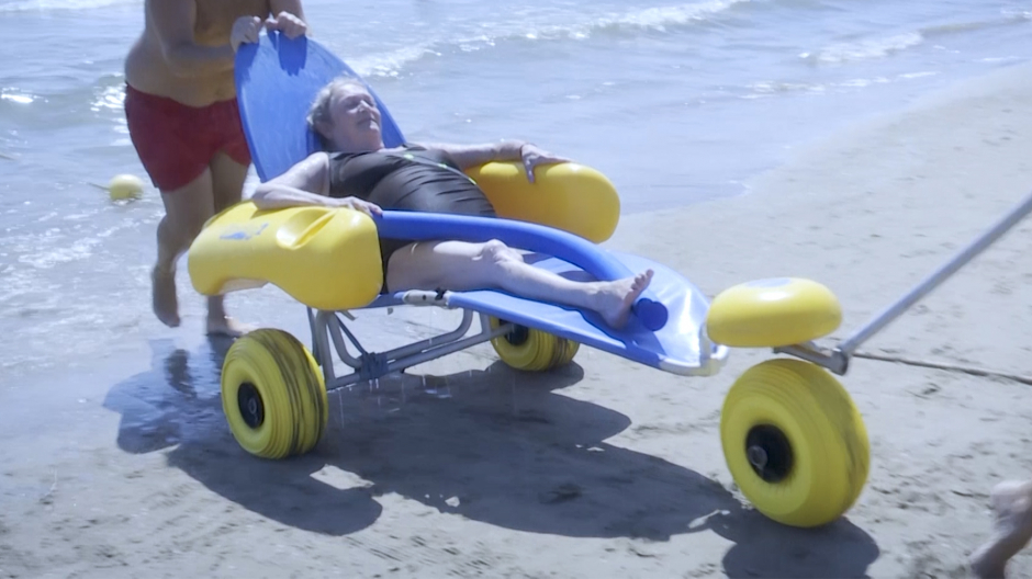 Imagen de una persona con movilidad reducida en la playa de Valencia