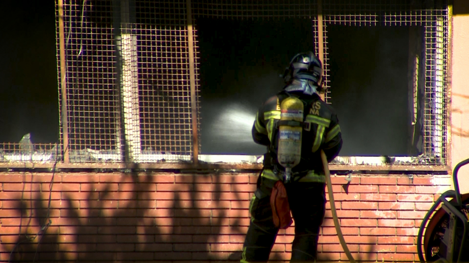 imagen de un bombero apagando el incendio del edificio quemado, Barcelona