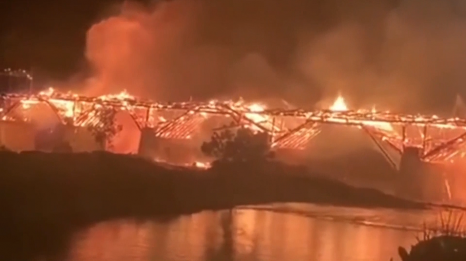 Imágenes virales del momento en el que el fuego consume el puente Wan´an