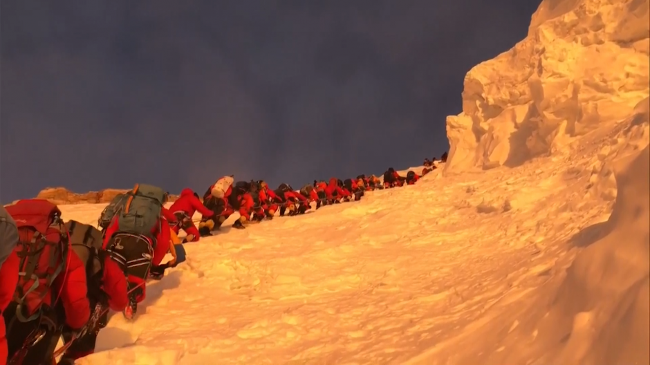 Escaladores apiñados en el K2 de Pakistán