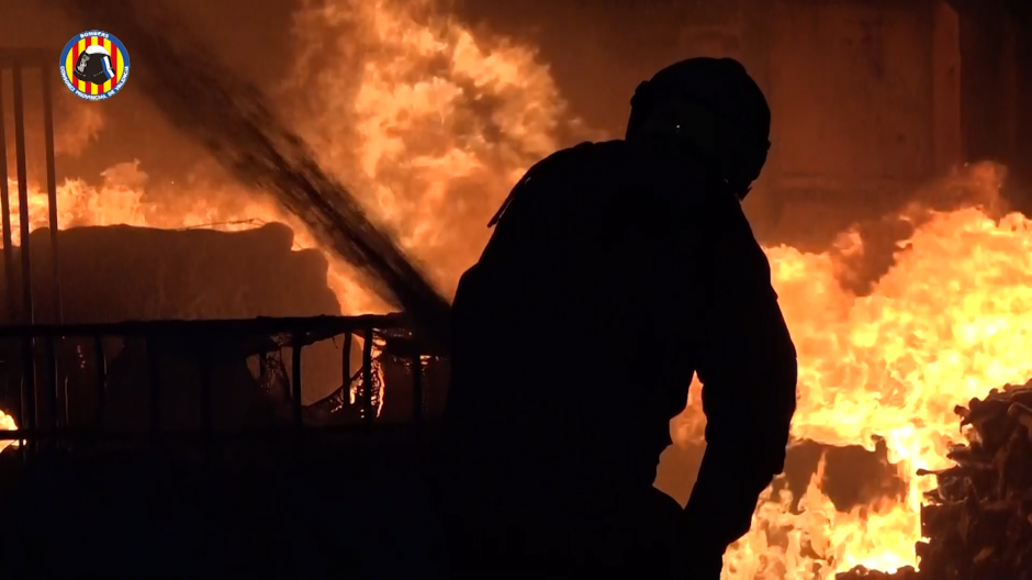 Los bomberos apagan un incendio junto a una fábrica de plásticos en Valencia