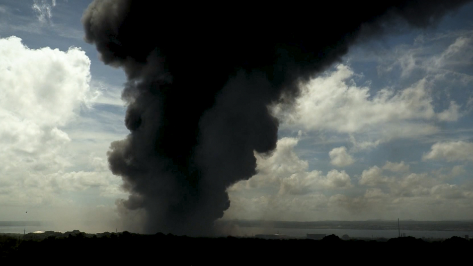 Imagen de la columna de humo de la zona industrial afectada, Cuba