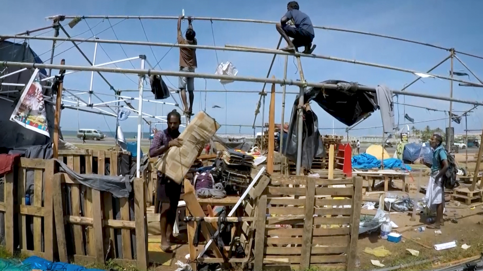 Imagen de los protestantes desmontando la acampada de Sri Lanka