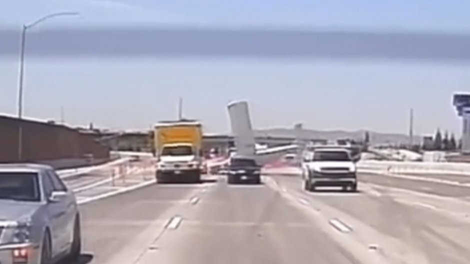 Imagen de una avioneta estrellada en una autopista de California