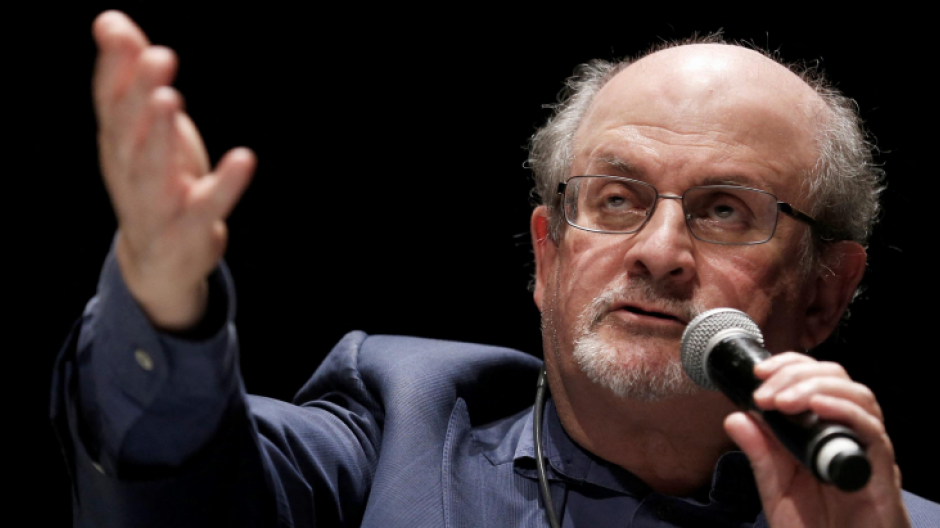 Momento tras el ataque a Salman Rushdie en un acto en EE.UU.