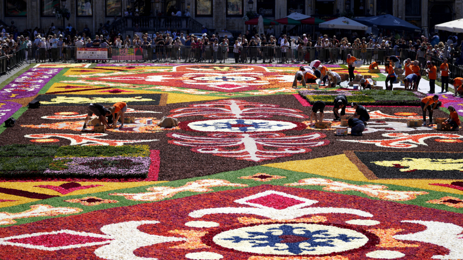 Una alfombra floral en la icónica Grand Place en Bruselas