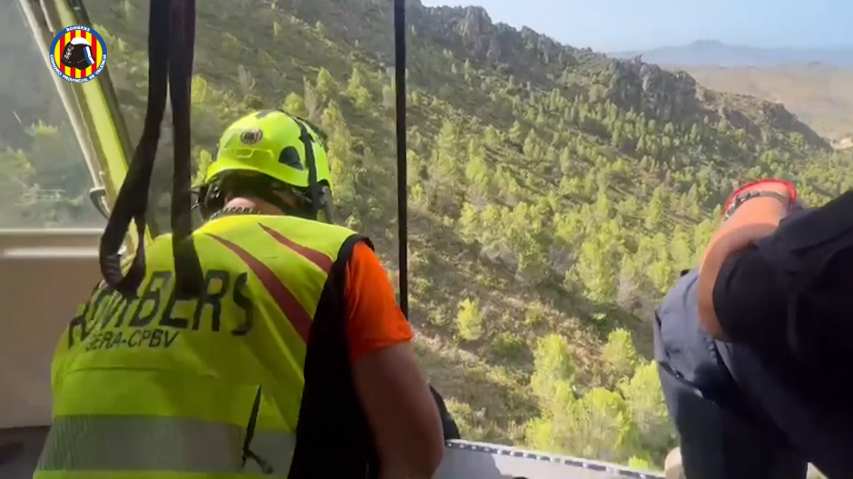 Los bomberos buscan en la zona montañosa de Villalonga al hombre que se había perdido