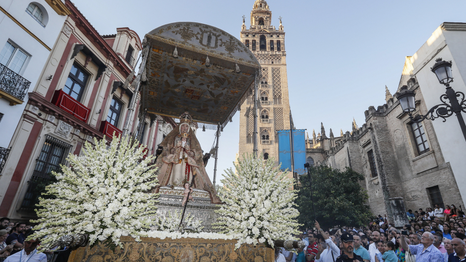 La imagen de la Virgen de los Reyes rodea la catedral de Sevilla durante su recorrido procesional