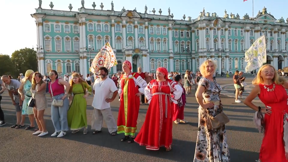 Los rusos bailan sus danzas en la plaza del Palacio de San Petersburgo