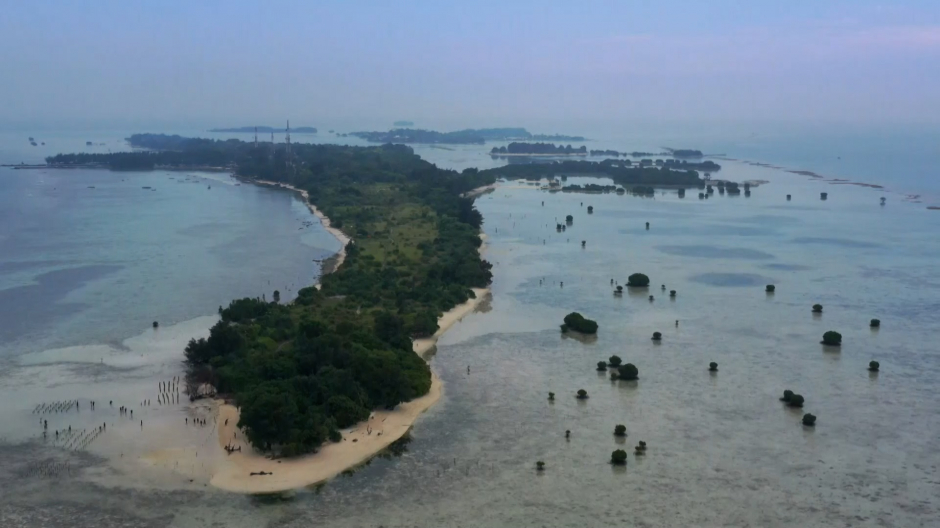 La pequeña isla de Indonesia que se enfrenta a Holcim para no hundirse