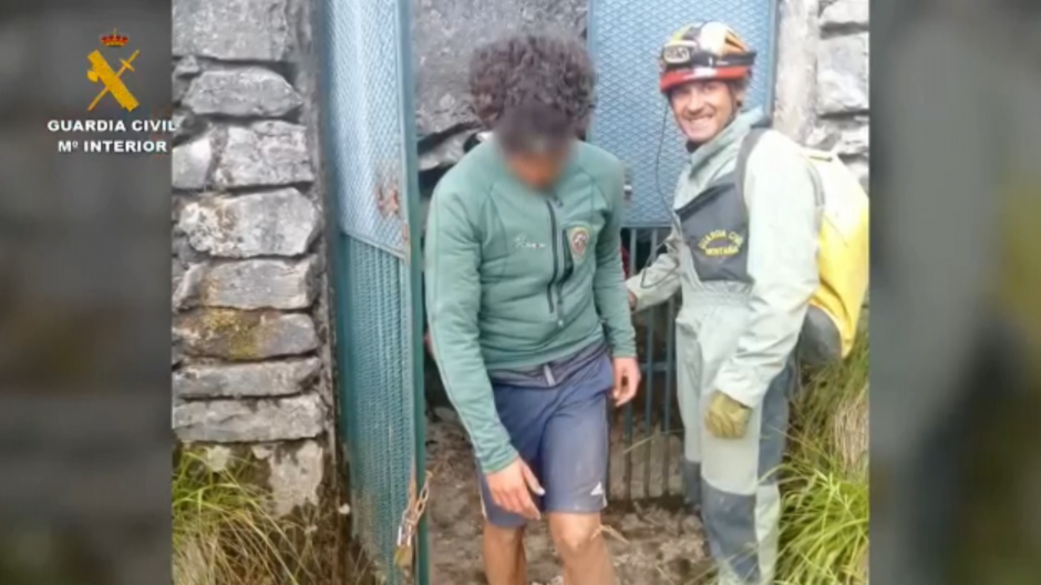 Rescatados por la Guardia Civil padre e hijo tras 24 horas perdidos en una cueva