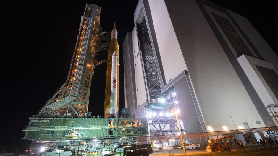 El conjunto que forman el lanzador SLS y la cápsula Orion supera los 100 metros de altura y las 130 toneladas de peso.