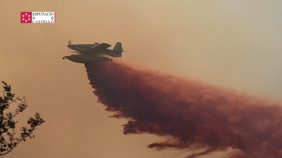 Medios aéreos retoman la lucha contra el incendio