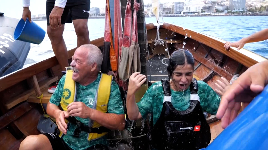 Carolina Darias realiza un bautizo de mar en la Vela Latina Canaria a bordo del bote «Porteño»