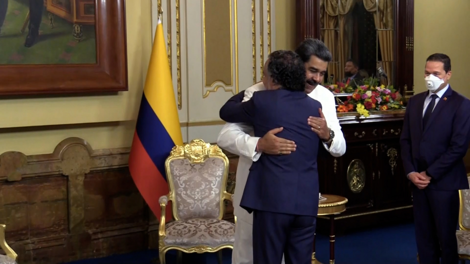 Armando Benedetti abrazando a Nicolás Maduro