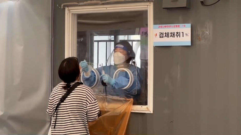 Coreana realizando un test covid