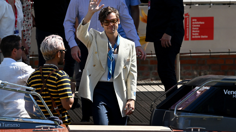 Locura entre los aficionados ante la llegada de Harry Styles al festival de cine de Venecia