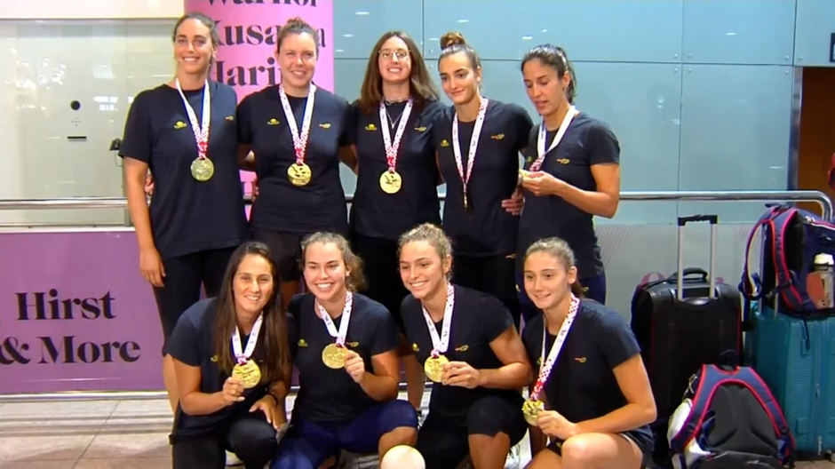 La Selección femenina de waterpolo llega a Barcelona tras conseguir el título europeo