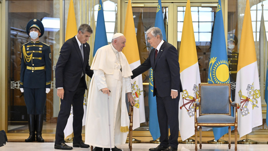 El Papa Francisco ha sido recibido en Kazajistán por el presidente Tokayev