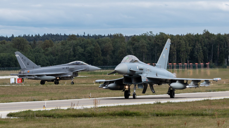 Un Eurofighter alemán y otro español durante su misión en Letonia con la OTAN