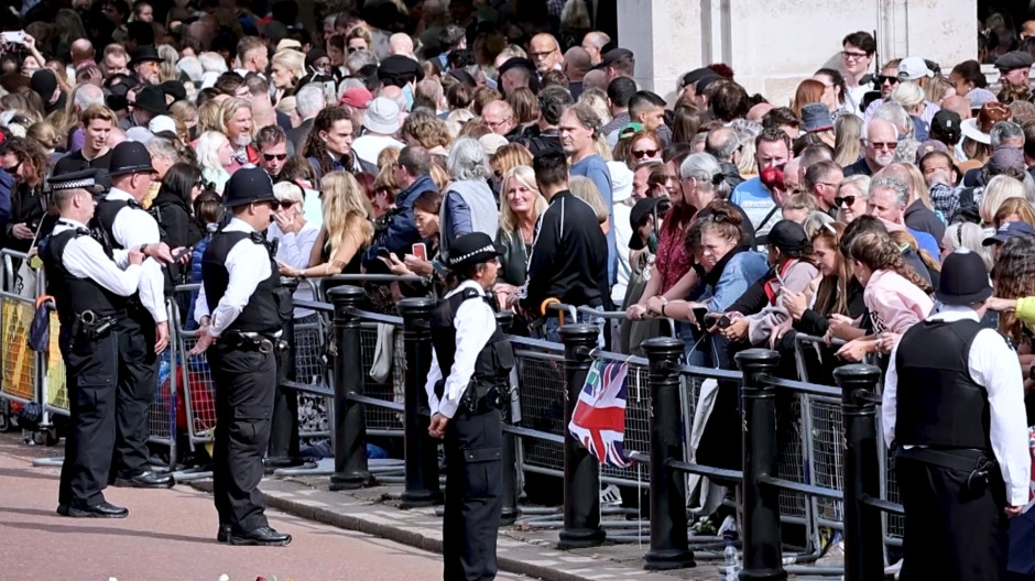 Imagen de la fila para acceder a la capilla ardiente de Isabel II