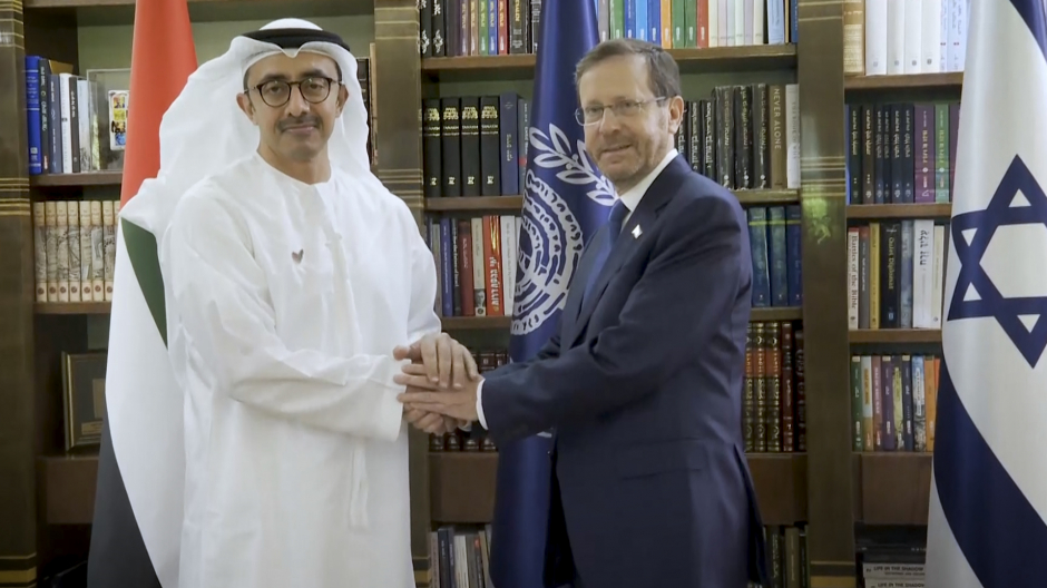 Imagen del ministro de exteriores de EAU junto al presidente de Israel