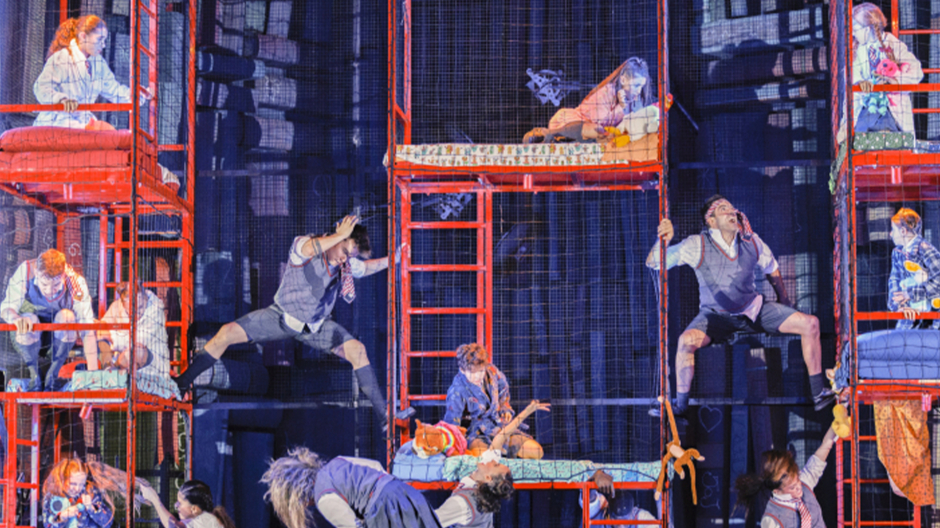 Actores ensayan durante el pase gráfico del musical «Matilda», este miércoles en el Teatro Alcalá de Madrid