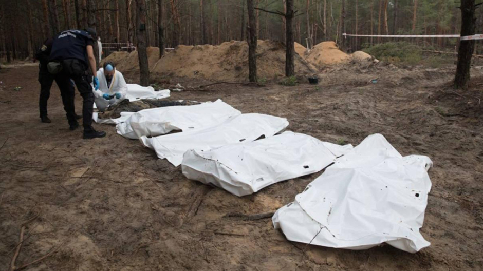 Cuerpos encontrados en una fosa común en Izium tras la ocupación rusa