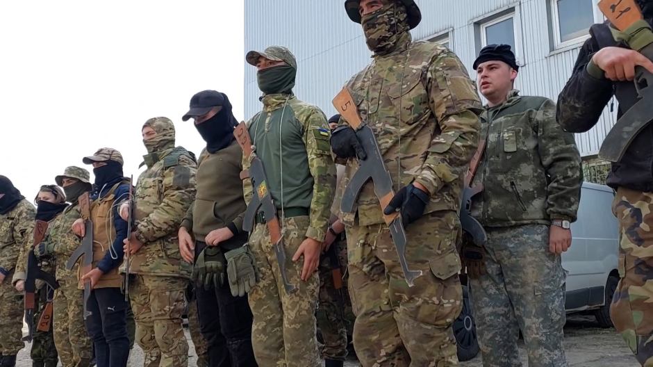 Civiles ucranianos reciben entrenamiento militar en Leópolis