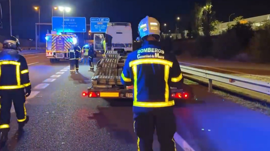 Efectivos de Bomberos de Madrid intervienen en un accidente de tráfico en Alcalá de Henares
