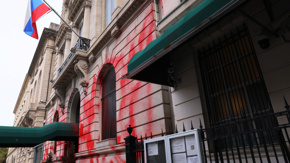 La fachada del consulado ruso en Nueva York teñida de rojo