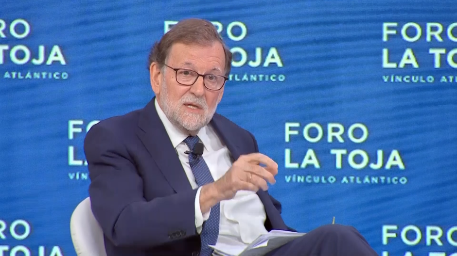 Rajoy ataca a Sánchez en el Foro La Toja