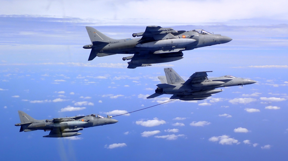 La arriesgada maniobra en vuelo de un F-18 Super Hornet de EE.UU. y un Harrier español