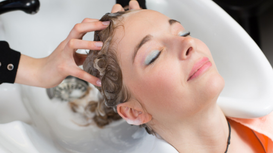 El champú es fundamental para la salud del cuero cabelludo y el pelo, según los dermatólogos