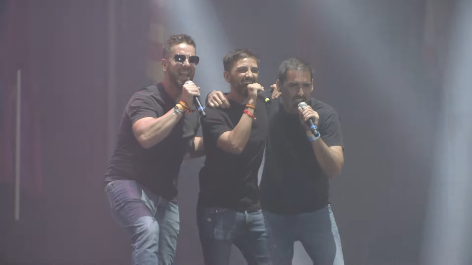 Así fue la comentada actuación musical en el evento Viva22 de Vox