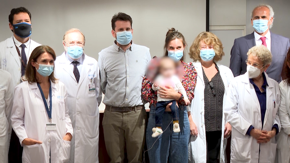 Imagen de la familia de la niña operada junto al equipo médico