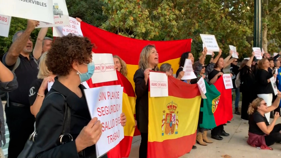 Los empleados de la Embajada española protestan en Lisboa por los ...