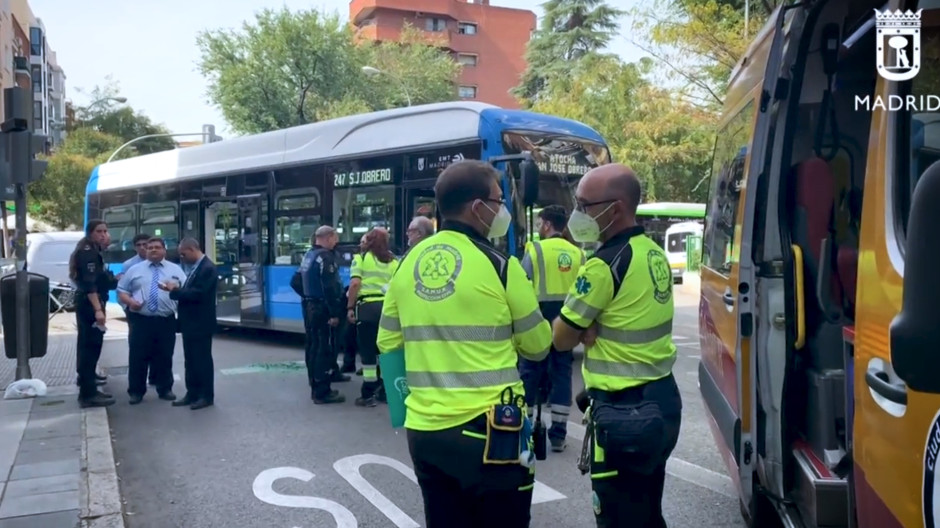 Imagen del lugar donde un autobús de la EMT atropelló a un hombre, Carabanchel