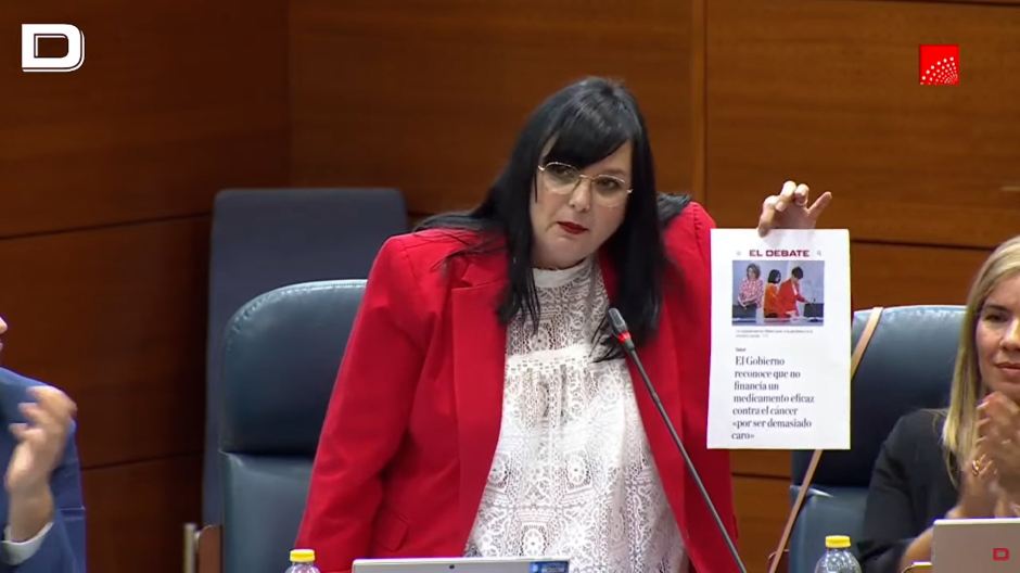 La diputada del PP en la Asamblea de Madrid, Miriam Bravo, muestra una portada de El Debate