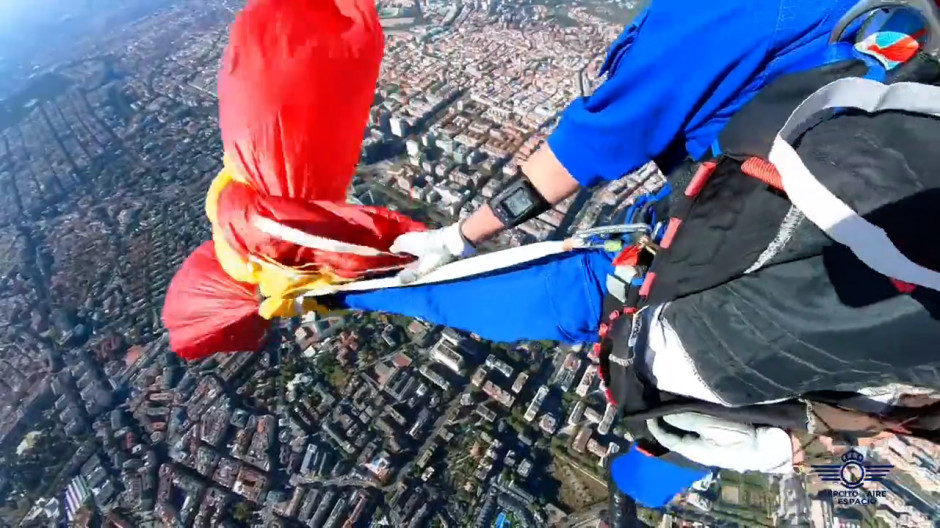 Imagen del salto de la bandera desde los ojos del paracaidista