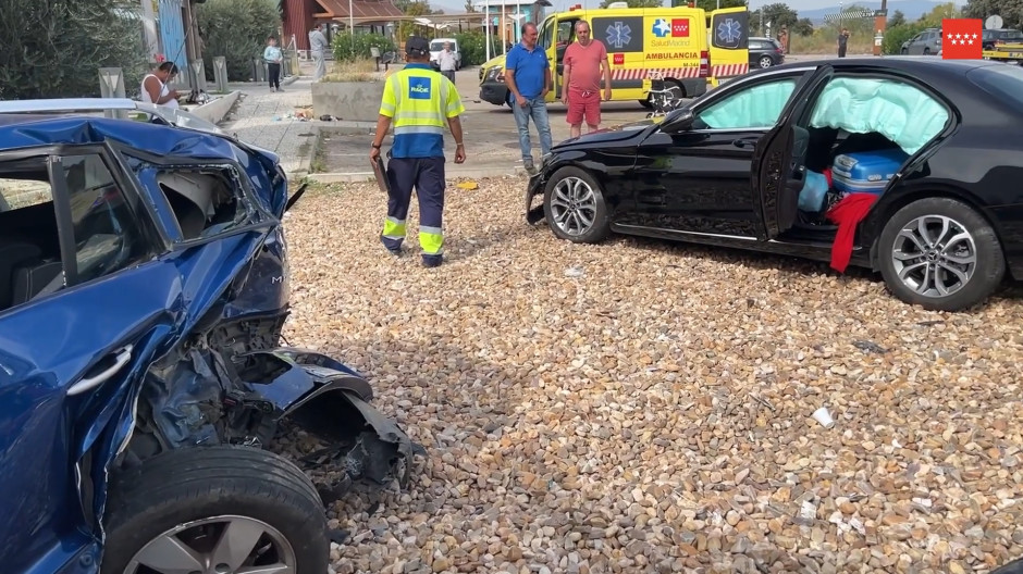 Accidente de tráfico con dos turismos implicados y un camión en Madrid