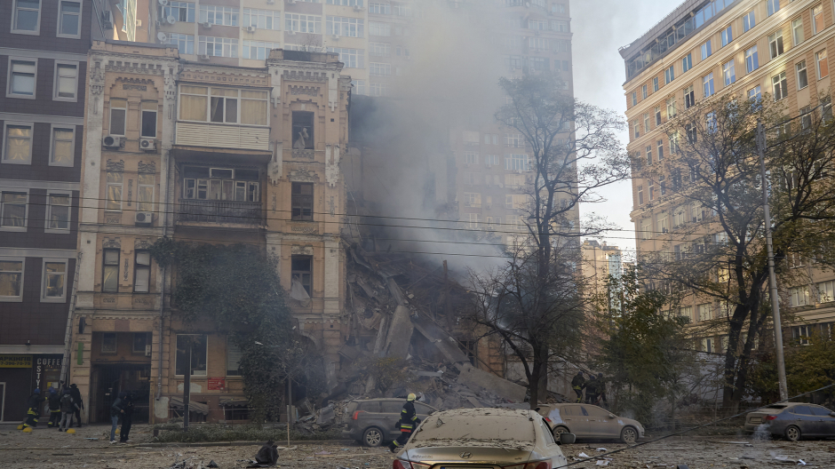 Humo que sale de un edificio parcialmente destruido en Kiev por un ataque con dron de este lunes