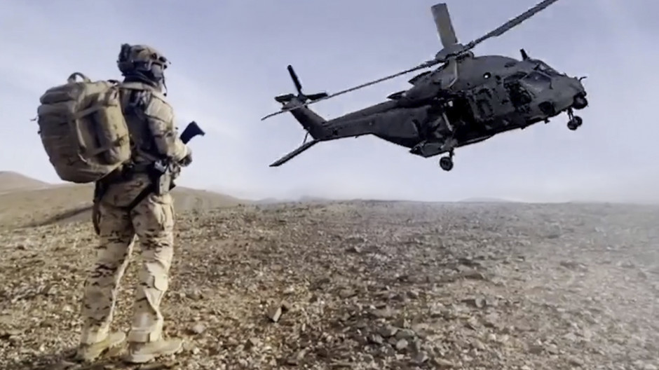 Fotomontaje de un soldado ante el helicóptero NH90
