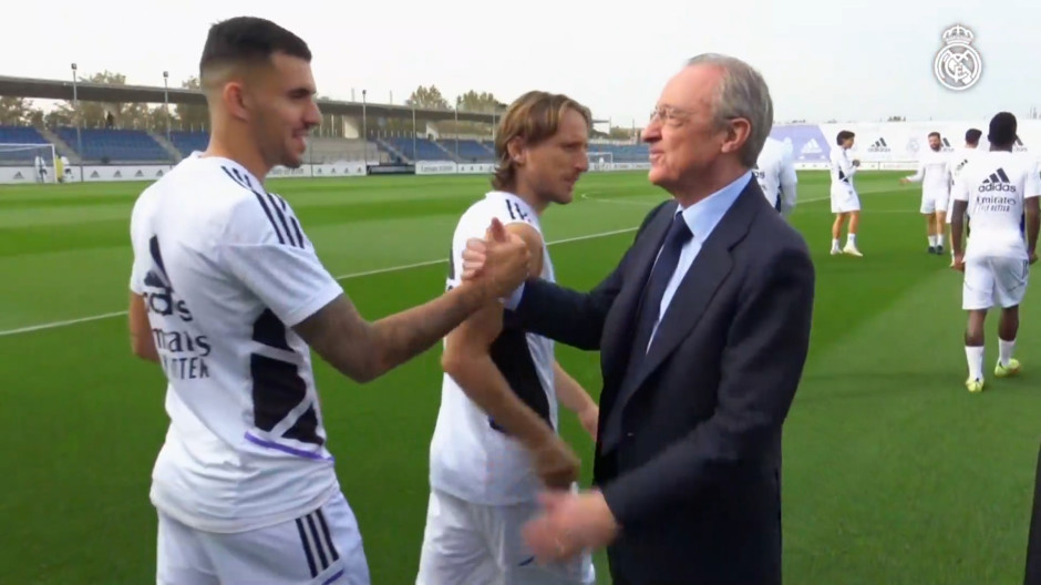 El presidente saluda a la plantilla en la Ciudad del Real Madrid