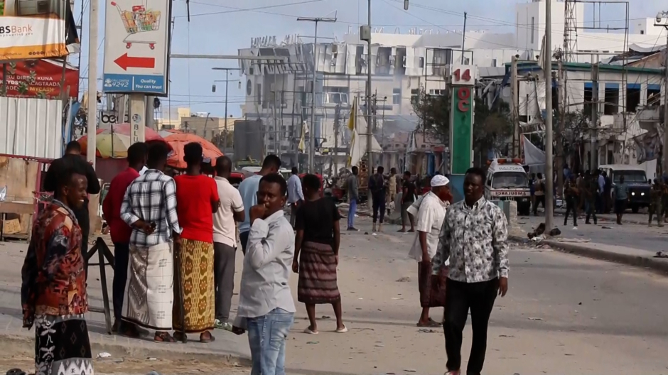 Suben a 100 los muertos en el atentado del sábado con coches bomba en Somalia