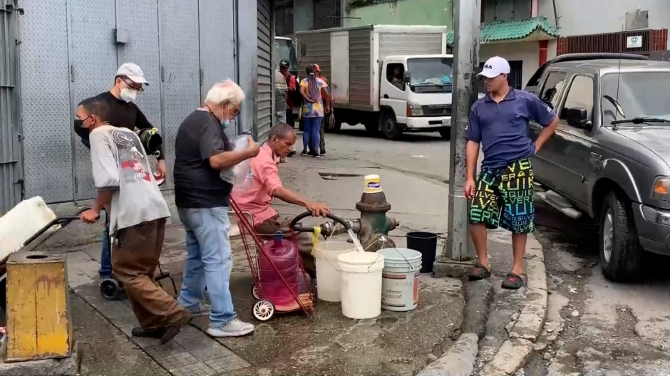 Venezolanos buscando agua